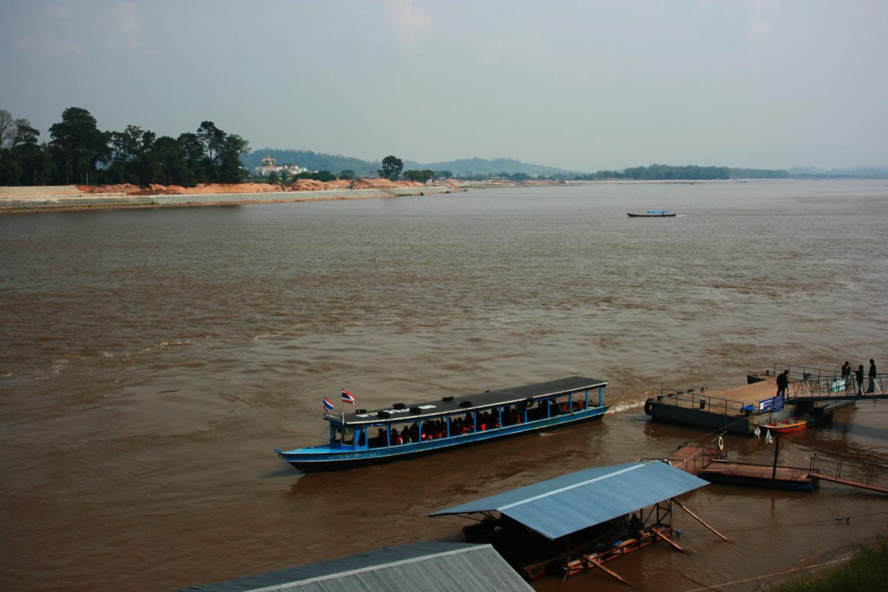 Le-triangle-dor-en-face-le-Laos